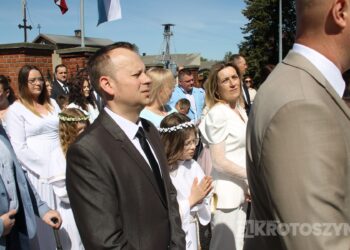 Uroczystość I Komunii Świętej w Kobiernie. 41 dzieci przyjęło sakrament