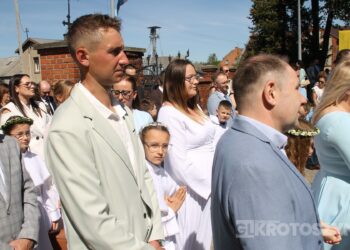 Uroczystość I Komunii Świętej w Kobiernie. 41 dzieci przyjęło sakrament