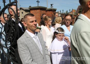 Uroczystość I Komunii Świętej w Kobiernie. 41 dzieci przyjęło sakrament