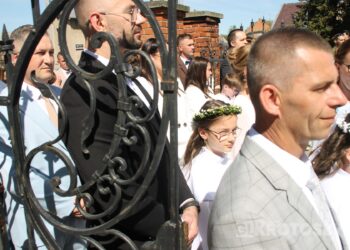 Uroczystość I Komunii Świętej w Kobiernie. 41 dzieci przyjęło sakrament