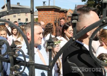 Uroczystość I Komunii Świętej w Kobiernie. 41 dzieci przyjęło sakrament