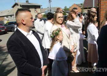 Uroczystość I Komunii Świętej w Kobiernie. 41 dzieci przyjęło sakrament