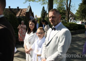 Uroczystość I Komunii Świętej w Kobiernie. 41 dzieci przyjęło sakrament