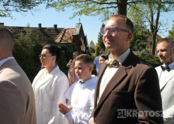 Uroczystość I Komunii Świętej w Kobiernie. 41 dzieci przyjęło sakrament