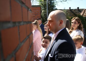 Uroczystość I Komunii Świętej w Kobiernie. 41 dzieci przyjęło sakrament