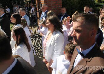 Uroczystość I Komunii Świętej w Kobiernie. 41 dzieci przyjęło sakrament
