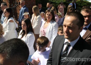 Uroczystość I Komunii Świętej w Kobiernie. 41 dzieci przyjęło sakrament