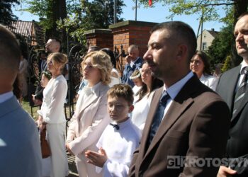 Uroczystość I Komunii Świętej w Kobiernie. 41 dzieci przyjęło sakrament