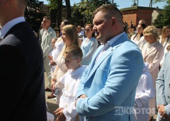 Uroczystość I Komunii Świętej w Kobiernie. 41 dzieci przyjęło sakrament