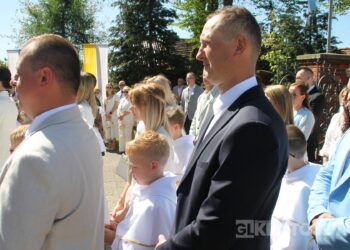 Uroczystość I Komunii Świętej w Kobiernie. 41 dzieci przyjęło sakrament