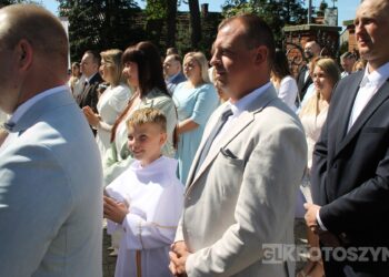 Uroczystość I Komunii Świętej w Kobiernie. 41 dzieci przyjęło sakrament