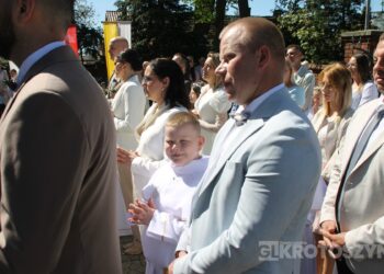 Uroczystość I Komunii Świętej w Kobiernie. 41 dzieci przyjęło sakrament