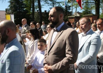 Uroczystość I Komunii Świętej w Kobiernie. 41 dzieci przyjęło sakrament