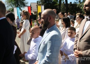 Uroczystość I Komunii Świętej w Kobiernie. 41 dzieci przyjęło sakrament