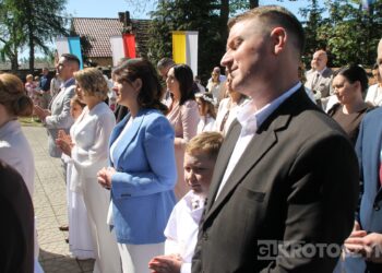 Uroczystość I Komunii Świętej w Kobiernie. 41 dzieci przyjęło sakrament