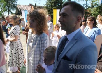 Uroczystość I Komunii Świętej w Kobiernie. 41 dzieci przyjęło sakrament