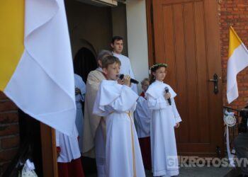 Uroczystość I Komunii Świętej w Kobiernie. 41 dzieci przyjęło sakrament