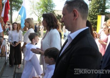 Uroczystość I Komunii Świętej w Kobiernie. 41 dzieci przyjęło sakrament