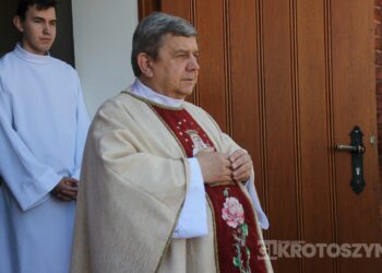 Uroczystość I Komunii Świętej w Kobiernie. 41 dzieci przyjęło sakrament