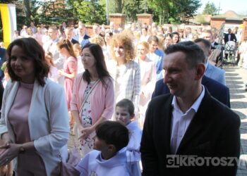 Uroczystość I Komunii Świętej w Kobiernie. 41 dzieci przyjęło sakrament
