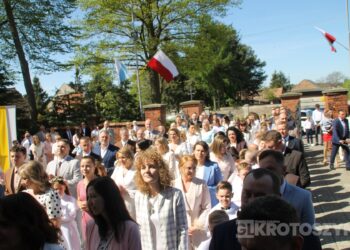 Uroczystość I Komunii Świętej w Kobiernie. 41 dzieci przyjęło sakrament