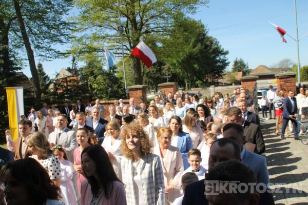 Uroczystość I Komunii Świętej w Kobiernie. 41 dzieci przyjęło sakrament Uroczystość I Komunii Świętej w Kobiernie. 41 dzieci przyjęło sakrament