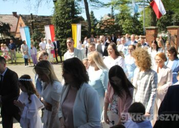 Uroczystość I Komunii Świętej w Kobiernie. 41 dzieci przyjęło sakrament