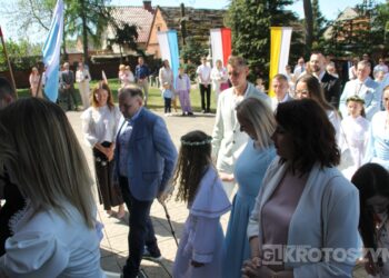 Uroczystość I Komunii Świętej w Kobiernie. 41 dzieci przyjęło sakrament