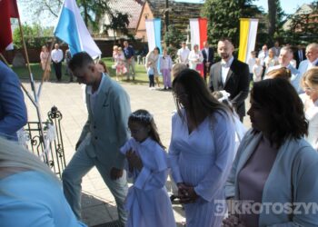 Uroczystość I Komunii Świętej w Kobiernie. 41 dzieci przyjęło sakrament