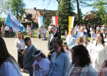 Uroczystość I Komunii Świętej w Kobiernie. 41 dzieci przyjęło sakrament