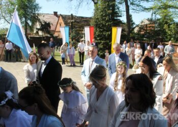 Uroczystość I Komunii Świętej w Kobiernie. 41 dzieci przyjęło sakrament