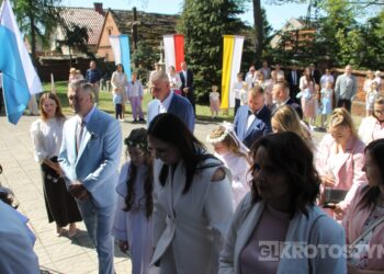 Uroczystość I Komunii Świętej w Kobiernie. 41 dzieci przyjęło sakrament