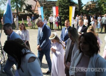 Uroczystość I Komunii Świętej w Kobiernie. 41 dzieci przyjęło sakrament