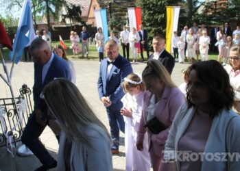 Uroczystość I Komunii Świętej w Kobiernie. 41 dzieci przyjęło sakrament