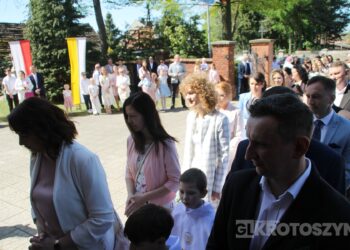 Uroczystość I Komunii Świętej w Kobiernie. 41 dzieci przyjęło sakrament