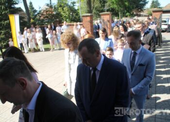 Uroczystość I Komunii Świętej w Kobiernie. 41 dzieci przyjęło sakrament