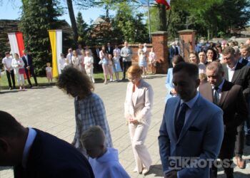 Uroczystość I Komunii Świętej w Kobiernie. 41 dzieci przyjęło sakrament