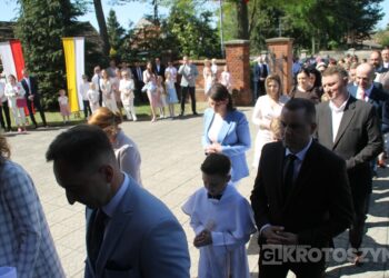 Uroczystość I Komunii Świętej w Kobiernie. 41 dzieci przyjęło sakrament