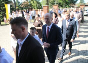 Uroczystość I Komunii Świętej w Kobiernie. 41 dzieci przyjęło sakrament