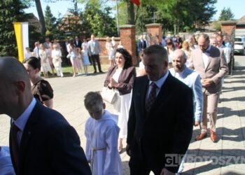 Uroczystość I Komunii Świętej w Kobiernie. 41 dzieci przyjęło sakrament