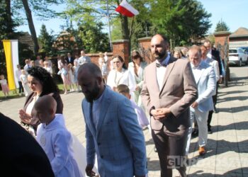 Uroczystość I Komunii Świętej w Kobiernie. 41 dzieci przyjęło sakrament