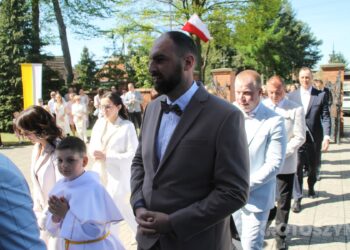 Uroczystość I Komunii Świętej w Kobiernie. 41 dzieci przyjęło sakrament