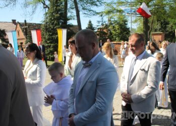 Uroczystość I Komunii Świętej w Kobiernie. 41 dzieci przyjęło sakrament