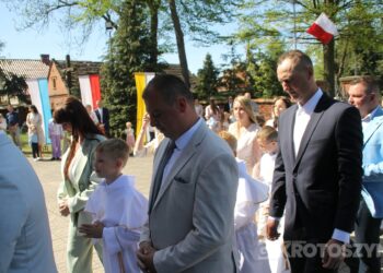 Uroczystość I Komunii Świętej w Kobiernie. 41 dzieci przyjęło sakrament