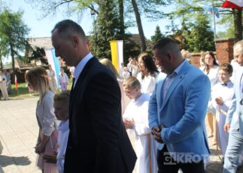 Uroczystość I Komunii Świętej w Kobiernie. 41 dzieci przyjęło sakrament