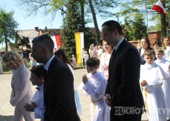 Uroczystość I Komunii Świętej w Kobiernie. 41 dzieci przyjęło sakrament