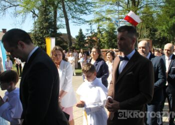 Uroczystość I Komunii Świętej w Kobiernie. 41 dzieci przyjęło sakrament
