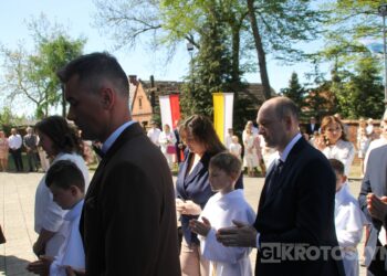 Uroczystość I Komunii Świętej w Kobiernie. 41 dzieci przyjęło sakrament