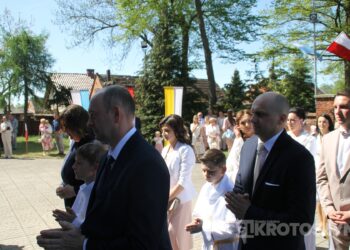 Uroczystość I Komunii Świętej w Kobiernie. 41 dzieci przyjęło sakrament