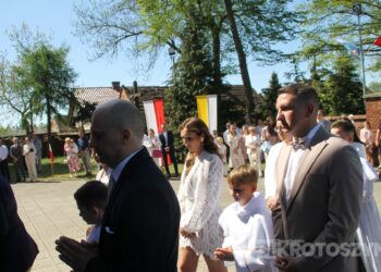 Uroczystość I Komunii Świętej w Kobiernie. 41 dzieci przyjęło sakrament
